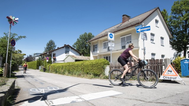Verkehr: Die Seestraße in Percha ist nun eine rechtskonforme Fahrradstraße.