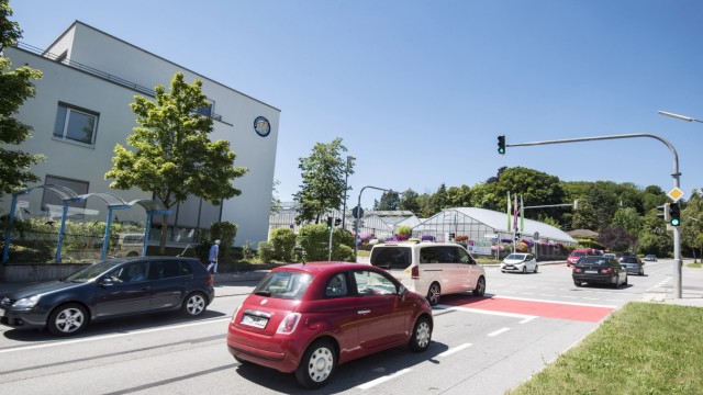 Verkehr: Auf der Hanfelder Straße an der Kreuzung zum Kreiskrankenhaus wurden die bisherigen Markierungen bereits entfernt und wieder völlig neu aufgetragen.