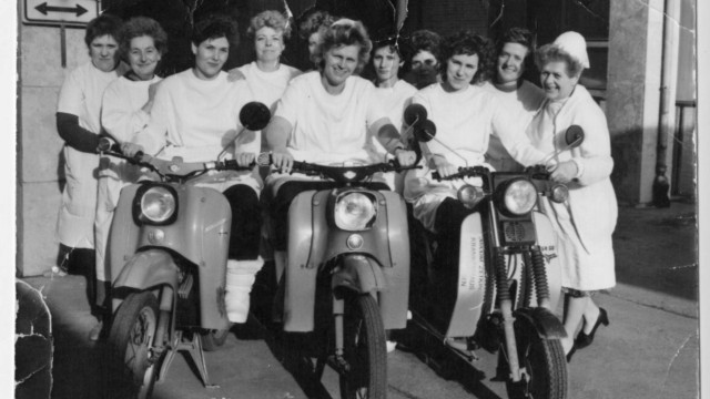 Gemeindeschwestern: Das Motorrad gehörte auf dem Land zur Berufsausstattung.