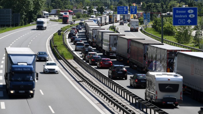 Verkehr in Bayern: Lastwagen stauen sich an einem "Dosiertag" auf der deutschen Autobahn 93.