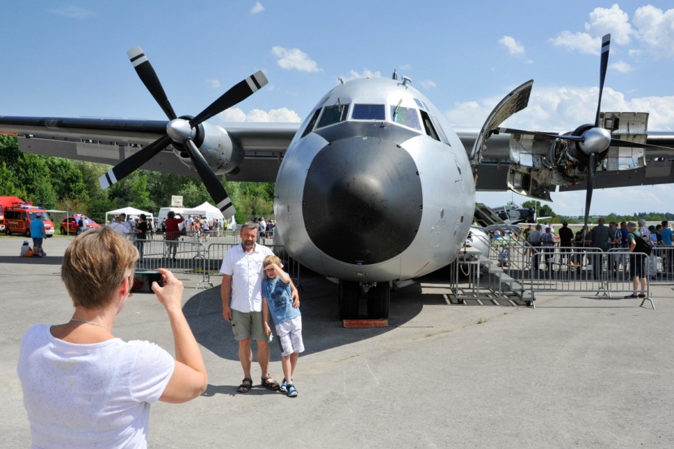 Ein Mann und ein Junge posieren für ein Foto vor einem alten Flugzeug.