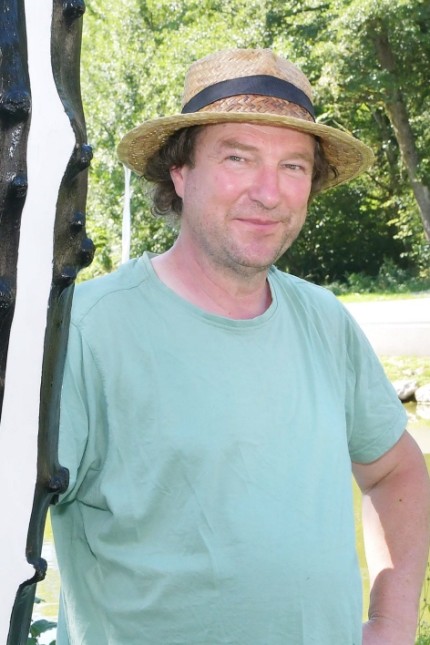 "Baumturen": Franz Robert Czieslik, 53, hat mit 13 Jahren mit der Holzbildhauerei angefangen, eine Schreinerlehre absolviert, als Holzrestaurator, Designer, Dozent, Assistent von Rupprecht Geiger und in der Landwirtschaft gearbeitet.