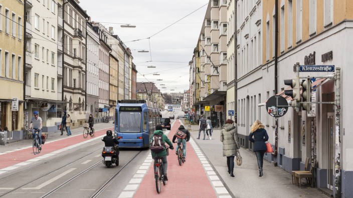 Ludwigsvorstadt/Isarvorstadt: Rote Fahrradstreifen - so wie hier in einer drei Jahre alten Simulation - sollen in der nächsten Woche in der Fraunhoferstraße markiert werden.