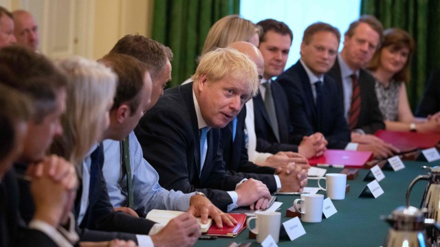 Brexit-Kabinett: Den Vorwurf, unbedingt geliebt werden zu wollen, ist er jetzt wohl los: Premier Boris Johnson inmitten seines neuen Kabinetts.