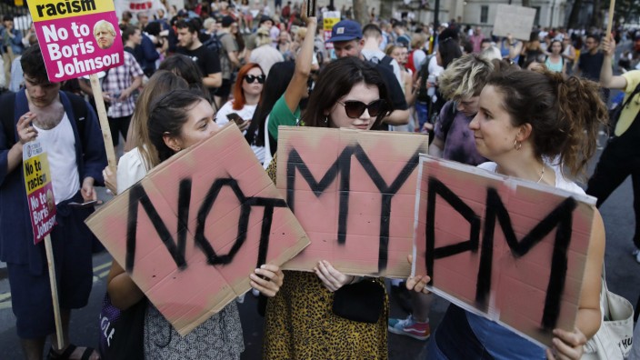 Junge Erwachsene aus Großbritannien: Junge Menschen demonstrieren am Tag der Ernennung von Boris Johnson an der Downing Street.