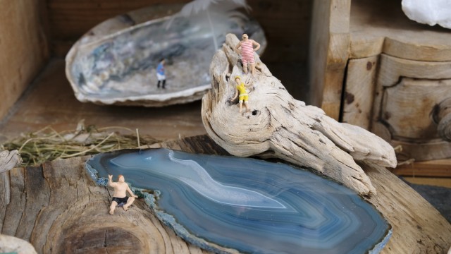 Kunst mit Naturmaterialien: Kleine Sommerszenerie: Aus Holz und einer Amethystscheibe werden für die kleinen Figuren in ihren Badeklamotten Strand und See.