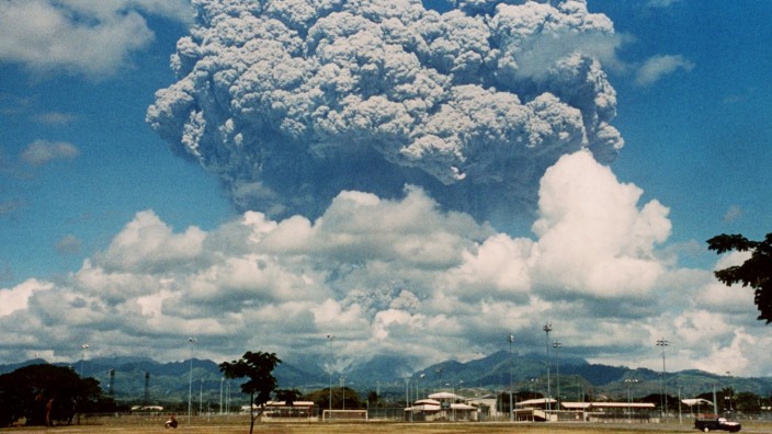 Climate Engineering: Aschewolke aus dem Vulkan Pinatubo auf der philippinischen Insel Luzon am 9. Juni 1991 über der US-amerikanischen Clark Air Base.