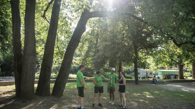 Angela Burkhardt- Keller (grünes Shirt) vom Bund Naturschutz führt an heutigen Tage mit ihrem Team Hitzemessunge durch