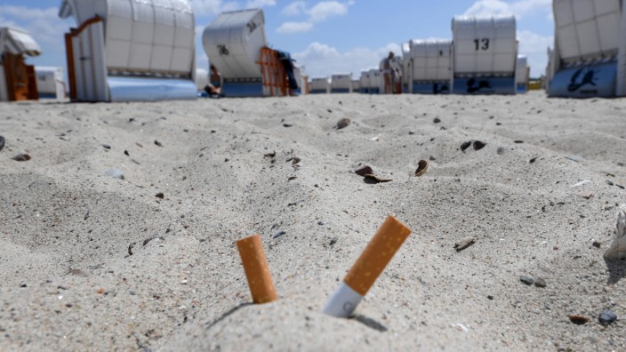 Zigarettenkippen am Strand