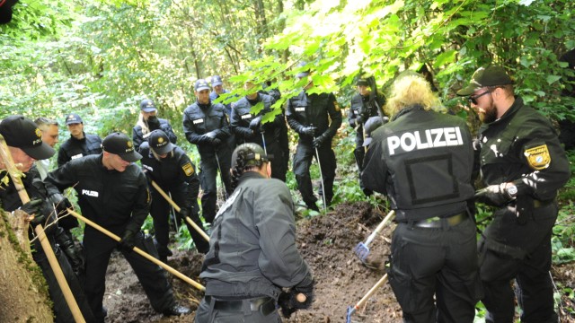 Vermisstenfall in Ramersdorf: 150 Polizistinnen und Polizisten waren im Einsatz, um 16 Uhr wurde die Aktion allerdings beendet - erfolglos.