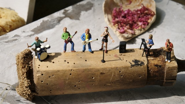 Ausstellung: Rock auf Holz: Die Sozialpädagogin baut Modellfiguren wie diesen eine neue Heimat aus Naturmaterialien, die sie an Seen und an Flüssen entdeckt. Figuren und Untergrund finden wie von selbst zueinander, sagt die Künstlerin, wenn sie denn erst einmal im Flow ist.