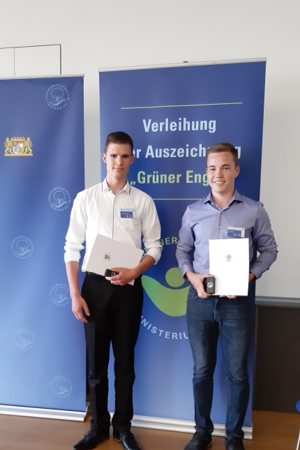 Preiswürdiges Umweltengagement: Die Gymnasiasten Marian Conrad und Xaver Vöst sind für ihre Pfandbecher ausgezeichnet worden.