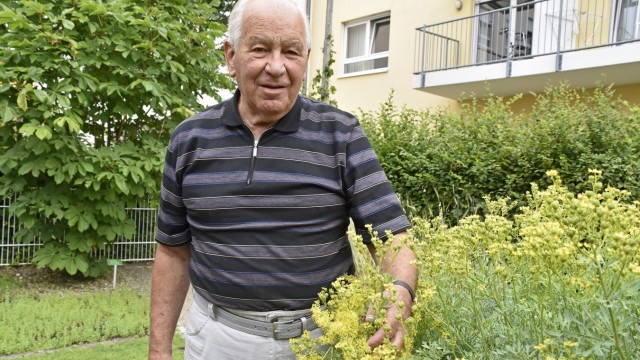 Preiswürdiges Umweltengagement: Der Germeringer Bernhard Kösler ist für seinen "Garten der Begegnung" geehrt worden.