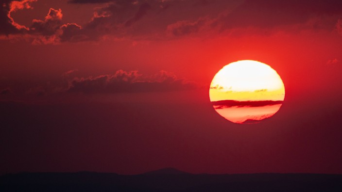 Hitze in Deutschland Sonnenuntergang am Feldberg Die Sonne geht am Abend des 28 07 2018 vom Großen