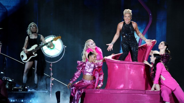 Konzert im Olympiastadion: Pink tritt in schillerndem Kostüm auf. Bei der Zugabe hingegen überzeugt sie später auch ganz ohne Glitzer.