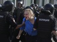 Eine junge Demonstrantin wird in Moskau von Polizisten abgeführt.