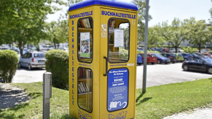 Pliening: In Eichenau (Landkreis Fürstenfeldbruck) dient eine alte Telefonzelle als Bücherschrank.