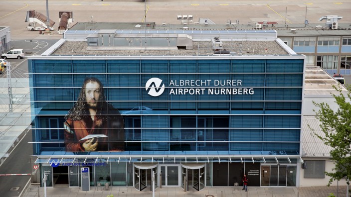 Flughafen Nürnberg: Am Flughafen Nürnberg ist eine Maschine in die Grünflächen gefahren.