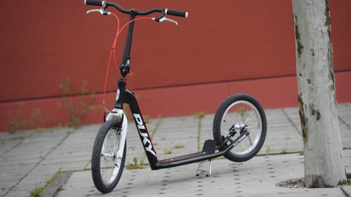 Alternative zum Fahrrad: Ein Tretroller für Erwachsene der Firma Puky.