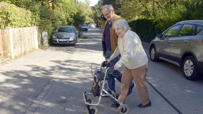 Seniorenkonzept: Nachbarschaftshilfen unterstützen ältere Menschen im Alltag.