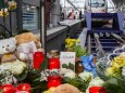 Frankfurter Hauptbahnhof - Blumen erinnern an einen Jungen, der vor einen Zug gestoßen wurde