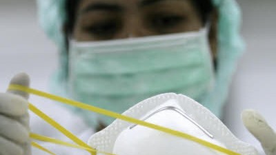 Furcht vor der Schweinegrippe-Pandemie: Schutz vor Ansteckung: Eine Atemschutzmaske kann das Risiko einer Infektion mindern.