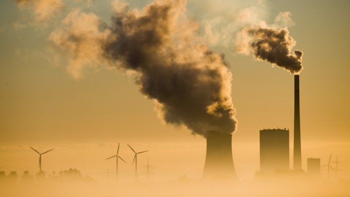 Kampf gegen Klimakatastrophe: Das Kraftwerk Mehrum produziert Strom aus Kohle und aus Wind. Durch den Emissionshandel soll Kohleverstromung immer teurer und Windenergie immer lohnenswerter werden. Jetzt aber hat es dafür erstmal einen Rückschlag gegeben.
