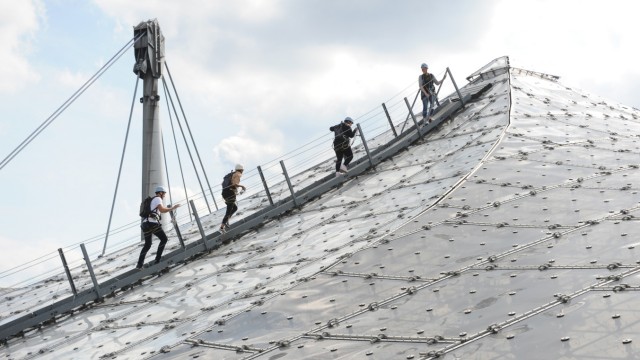 Zeltdach-Tour: Gipfelstürmer auf dem Dach des Olympiastadions.