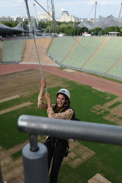 Zeltdach-Tour: Mit seinen 70000 Plätzen ist das Olympiastadion sehr groß. Für Sport oder Konzerte wird es nur selten genutzt, lockt aber Besucher an, die unterm Dach Spaß mit einem Flying Fox haben.