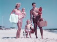 Familienurlaub am Strand: Family on a Beach / USA / Photo 1950s