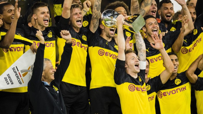 Dortmund 03 08 2019 Marco Reus BvB stemmt den Pokal in Luft und Trainer Lucien Favre BvB jubelt