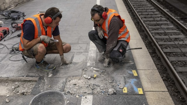 S-Bahn: Kaputte Bodenplatten können zu gefährlichen Stolperfallen werden.