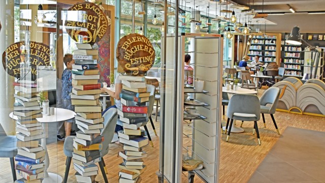 Die neue Erlebnisbücherei in Esting: Bücher dominieren nun in der ehemaligen Sparkassenfiliale, die die Bank aufgegeben hatte.