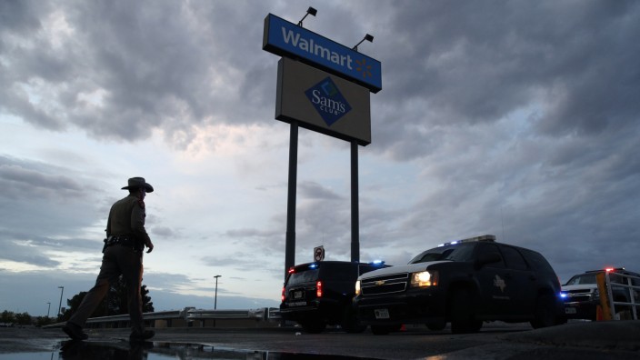Texas: Polizisten blockieren in El Paso, Texas, den Parkplatz vor dem Walmart, in dem am Samstag 20 Menschen erschossen und mindestens 26 verletzt wurden.