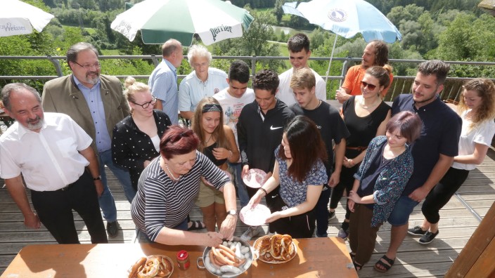 Junge Leute aus aller Welt packen mit an: Beim gemeinsamen Frühstück des 19. Jugendworkcamps in Hangenham verteilte Bürgermeisterin Eva Bönig die Weißwürste.