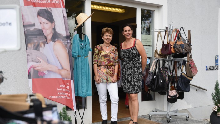 Wolfratshausen: Sylvie Bschorer (l.) leitet den BRK-Laden, Patricia Zeisner ist Fachbereichsleiterin Kleidermärkte beim Roten Kreuz.