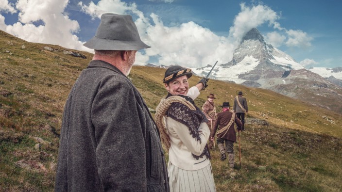 Schauspielerin Corinne Thalmann zeigt auf das Matterhorn.