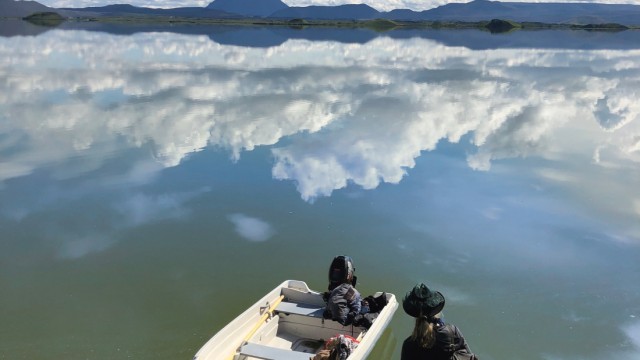 Reisebuch: Ohne die Mücken gäbe es die Fisch- und Vogelpopulation an dem malerischen See nicht.