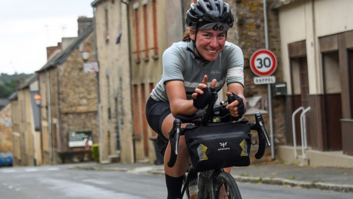 Transcontinental Race: Am Ziel: Fiona Kolbinger erreicht Brest in Frankreich - als schnellste Trans-Europa-Radlerin.