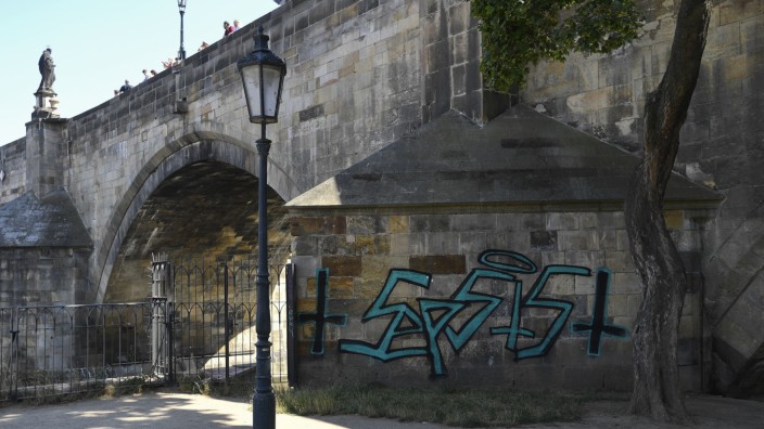 Deutsche sprühen Graffiti an Karlsbrücke in Prag