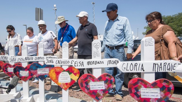 USA: Nach dem Massaker in El Paso gedenken Menschen der Opfer.