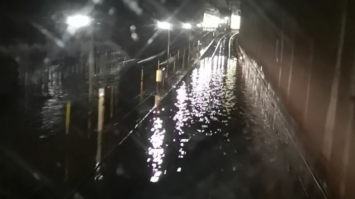 Überschwemmte Stammstrecke: Land unter: Der S-Bahn-Tunnel zwischen Hauptbahnhof und Hackerbrücke war am Dienstag plötzlich überflutet