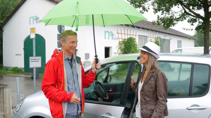 Klimaschutz in Starnberg: Carmen Kubitz nutzt als erste das Angebot des gerade gegründeten Carsharing-Vereins Dießen. Klaus Eckardt überreicht ihr den Autoschlüssel.