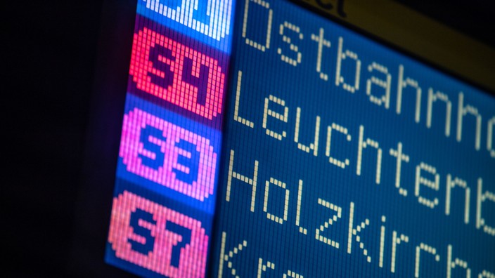 Anzeigetafel der S-Bahn Stammstrecke in München