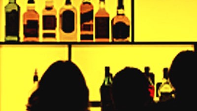Kampagne gegen K.-o.-Tropfen: Tresenpersonal in Diskotheken und Kneipen soll künftig achtsamer sein: Ist jemand, der scheinbar willenlos hinausgetragen wird, tatsächlich auch betrunken?