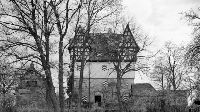 Nürnberg: Nachdem das Schloss Neunhof im Markgrafenkrieg schwer beschädigt wurde, versah man es später als klassisches "Weiherhaus" mit einem Wassergraben.