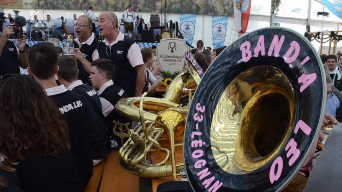 Franzosen, Bayern und Italiener: Die "Banda Léo" war auch schon 2018 zu Gast am Volksfest.