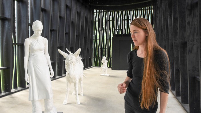 Eine Schau in Eurasburg: Die Bildhauerin Elke Härtel hat sich vom Beuerberger Kunstpavillon zu einer eigenwilligen Prozession fantastischer Wesen inspirieren lassen.
