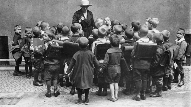 Kratzers Wortschatz: Einen Schulranzen kann man ruhig vererben - wenn auch vielleicht nicht gleich über 100 Jahre: Schulanfänger im Jahr 1923.