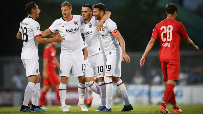 Europa-League-Qualifikation: Frankfurts Filip Kostic, dritter von links, trifft gleich zwei Mal im Europa League Qualifikationsspiel gegen den FC Valduz.
